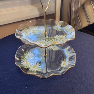 Glass 2-tier serving plate with white daisies